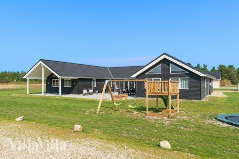 I det attraktive aktivitesrum i luksushus nr. 457 i Vestjylland  er der masser af udendørs aktiviteter, f.eks. legetårn og gynge