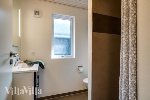 Der er bad med brus i luksushus nr. 458 til 18 personer.