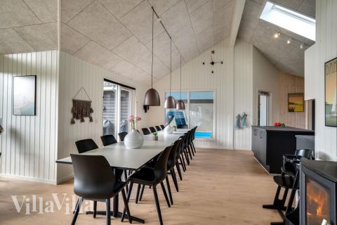 I kan sagtens side 18 personer sammen i sommerhusets opholdsrum, når I besøger luksushus 458 i Vestjylland.