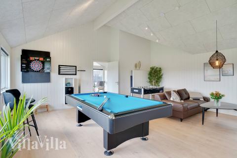 Luksushus 458 til 18 personer byder på et stort aktivitetsrum med bl.a. billard og dart