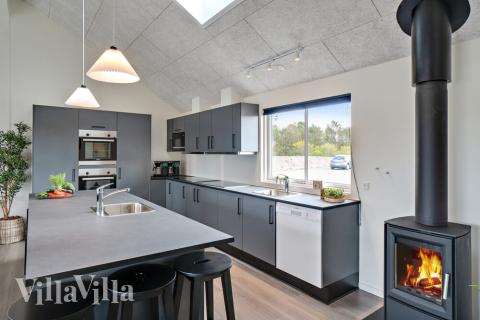 Køkkenet i luksushus nr. 463 er udstyrret, så I let kan lave mad til 20 personer.