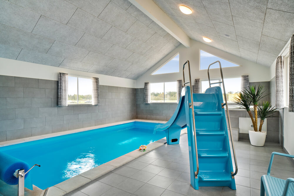 Sommerhus 463 er indrettet med en lækker poolafdeling med vandrutsjebane, dejlig stor indbygget spabad og sauna