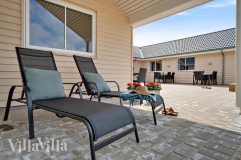 På terrassen i sommerhus nr. 463 er der plads til 20 personer.