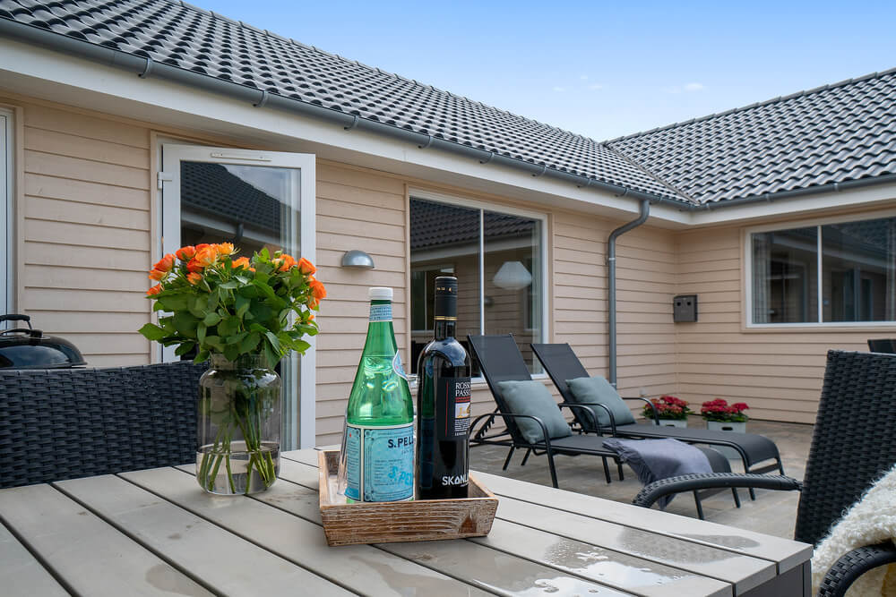 Nyd en grillaften på terrassen i luksushus nr. 463 i Vestjylland