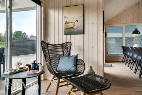 I kan sagtens side 18 personer sammen i sommerhusets opholdsrum, når I besøger luksushus 473 i Vestjylland.