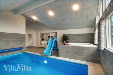 Sommerhus 473 er indrettet med en lækker poolafdeling med vandrutsjebane, dejlig stor indbygget spabad og sauna