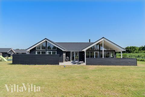 Flot sommerhus nr. 473 med god plads til op til 18 personer