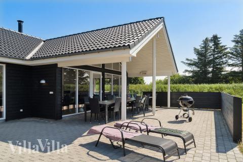 Nyd en grillaften på terrassen i luksushus nr. 473 i Vestjylland