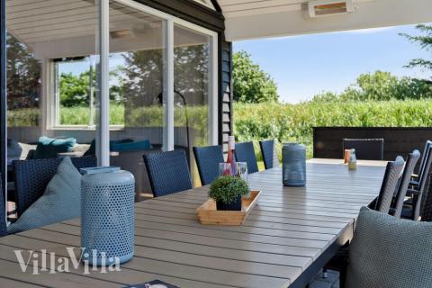 Luksushus nr. 473 har en dejlig terrasse med gode havemøbler til 18 personer.