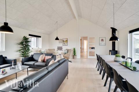 I kan sagtens side 30 personer sammen i sommerhusets opholdsrum, når I besøger luksushus 467 i Vestjylland.