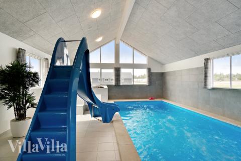 Sommerhus 467 er indrettet med en lækker poolafdeling med vandrutsjebane, dejlig stor indbygget spabad og sauna