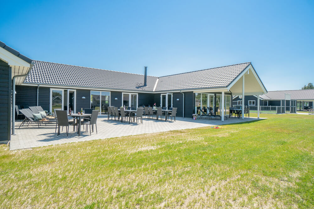 På terrassen i sommerhus nr. 467 er der plads til 30 personer.