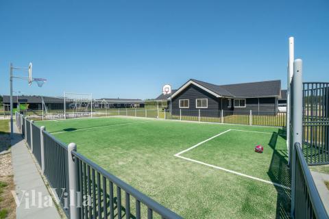 I det attraktive aktivitesrum i luksushus nr. 467 i Vestjylland  er der masser af udendørs aktiviteter, f.eks. legetårn og gynge