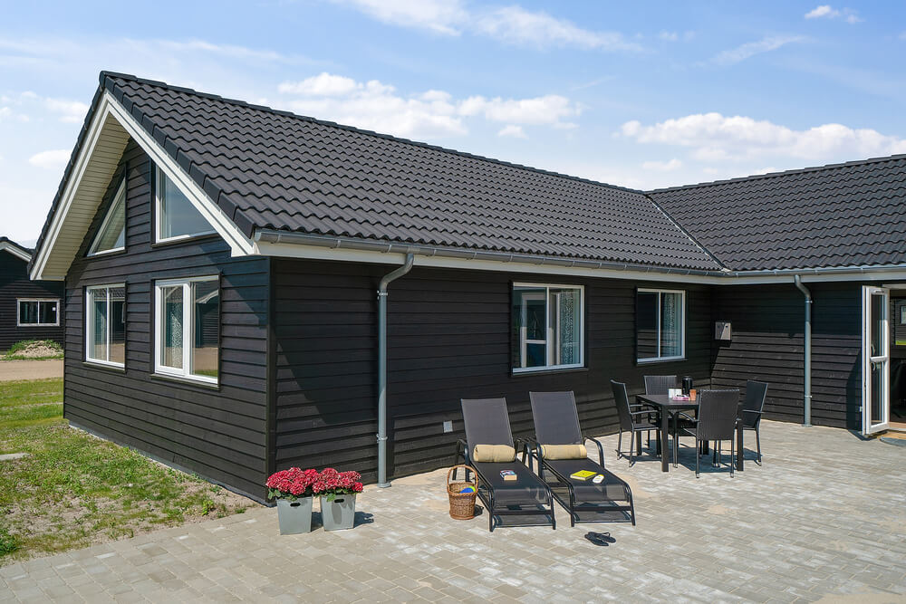 På terrassen i sommerhus nr. 461 er der plads til 24 personer.