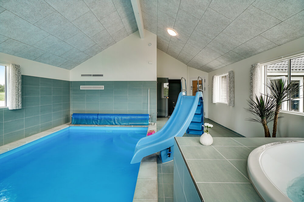 Sommerhus 461 er indrettet med en lækker poolafdeling med vandrutsjebane, dejlig stor indbygget spabad og sauna