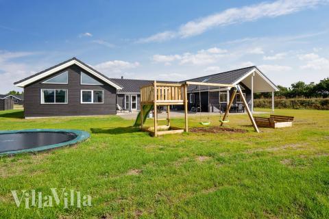 I det attraktive aktivitesrum i luksushus nr. 461 i Vestjylland  er der masser af udendørs aktiviteter, f.eks. legetårn og gynge