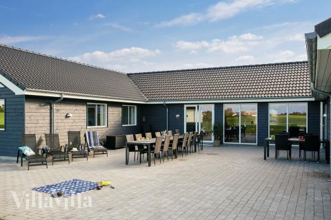 Luksushus nr. 447 har en dejlig terrasse med gode havemøbler til 24 personer.