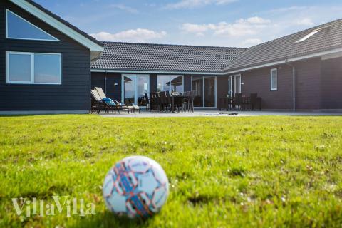 Flot sommerhus nr. 447 med god plads til op til 24 personer