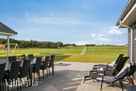 Nyd en grillaften på terrassen i luksushus nr. 447 i Lolland/Falster/Møn