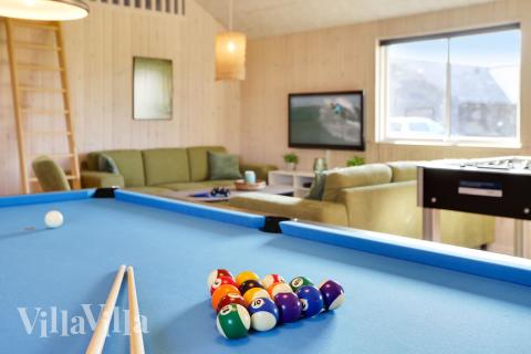 Luksushus 447 til 24 personer byder på et stort aktivitetsrum med bl.a. billard og dart