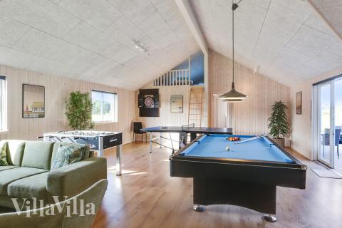 Aktivitetsrum i luksushus nr. 447 med 9 soveværelser og plads til 24 personer.