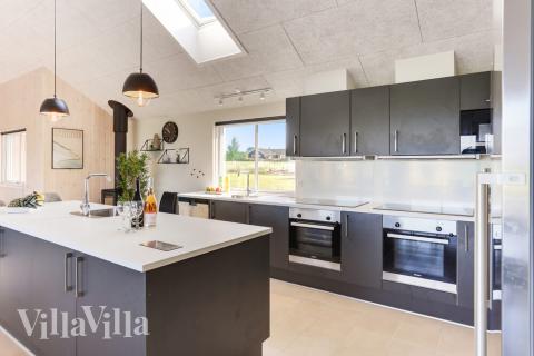 Køkkenet i luksushus nr. 447 er udstyrret, så I let kan lave mad til 24 personer.