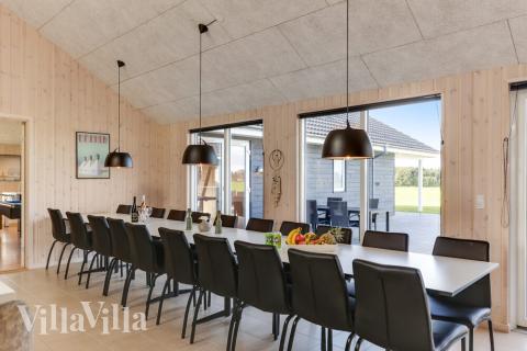 I kan sagtens side 24 personer sammen i sommerhusets opholdsrum, når I besøger luksushus 447 i Lolland/Falster/Møn.