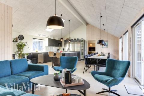 Det store lyse opholdrum i luksushus nr. 447 til 24.