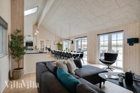 Det store lyse opholdrum i luksushus nr. 465 til 20.