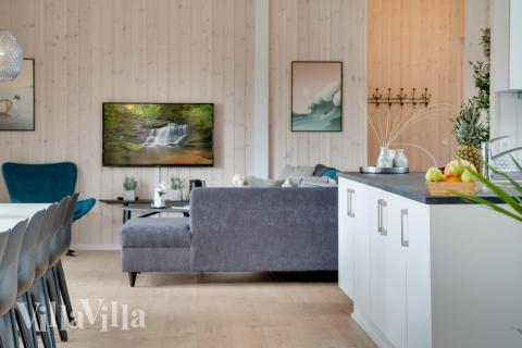 I kan sagtens side 20 personer sammen i sommerhusets opholdsrum, når I besøger luksushus 465 i Vestjylland.