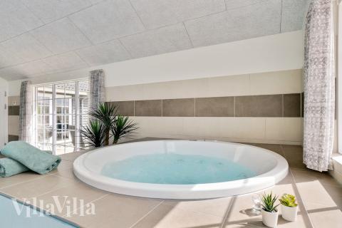 Nyd varmen i spaen i luksushus nr. 465 i Vestjylland