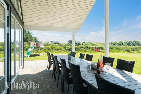 På terrassen i sommerhus nr. 465 er der plads til 20 personer.