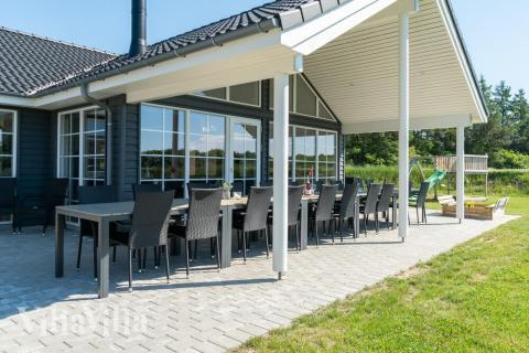 Luksushus nr. 465 har en dejlig terrasse med gode havemøbler til 20 personer.