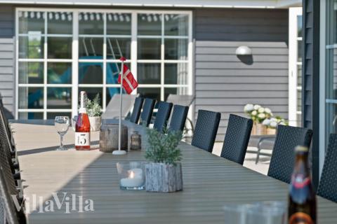 Nyd en grillaften på terrassen i luksushus nr. 465 i Vestjylland