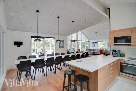 Køkkenet i luksushus nr. 449 er udstyrret, så I let kan lave mad til 18 personer.