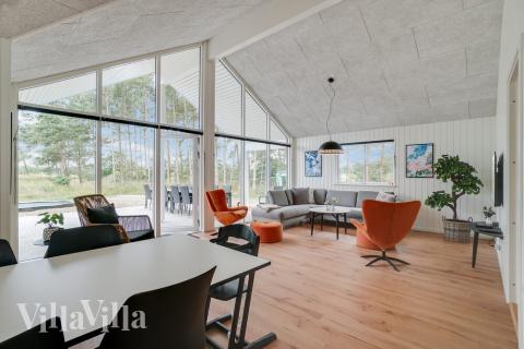 Det store lyse opholdrum i luksushus nr. 449 til 18.