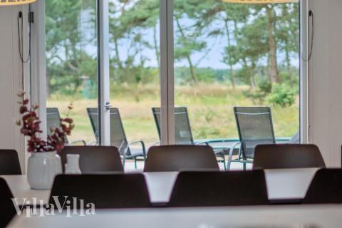 I kan sagtens side 18 personer sammen i sommerhusets opholdsrum, når I besøger luksushus 449 i Bornholm.