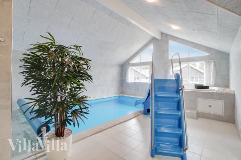 Den lækre pool i luksushuse nr. 449 til 18 personer