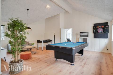 Luksushus 449 til 18 personer byder på et stort aktivitetsrum med bl.a. billard og dart