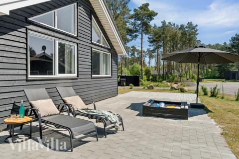 På terrassen i sommerhus nr. 449 er der plads til 18 personer.