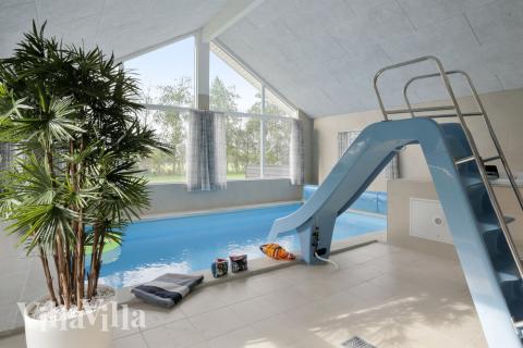 Sommerhus 452 er indrettet med en lækker poolafdeling med vandrutsjebane, dejlig stor indbygget spabad og sauna
