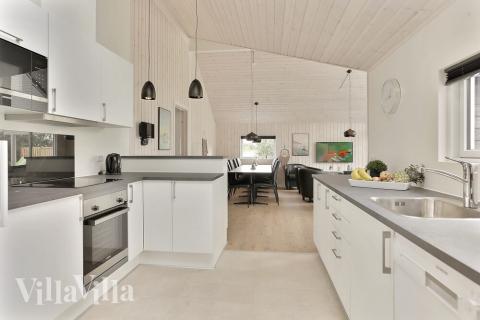 Køkkenet i luksushus nr. 452 er udstyrret, så I let kan lave mad til 14 personer.