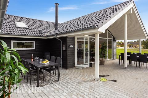 Luksushus nr. 452 har en dejlig terrasse med gode havemøbler til 14 personer.