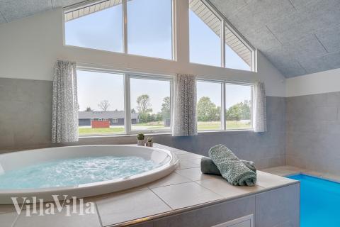 Nyd varmen i spaen i luksushus nr. 472 i Østjylland