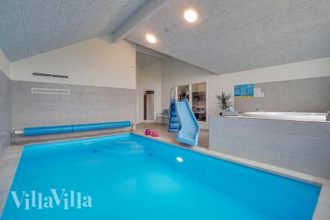 Sommerhus 472 er indrettet med en lækker poolafdeling med vandrutsjebane, dejlig stor indbygget spabad og sauna