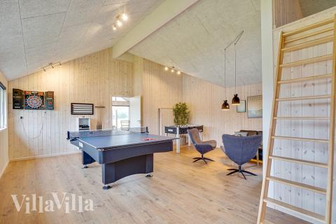 Dyst i sommerhusets aktivitetsrum, når I besøger luksushus nr. 472 i Østjylland.