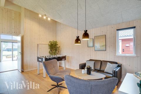 Luksushus 472 til 18 personer byder på et stort aktivitetsrum med bl.a. billard og dart