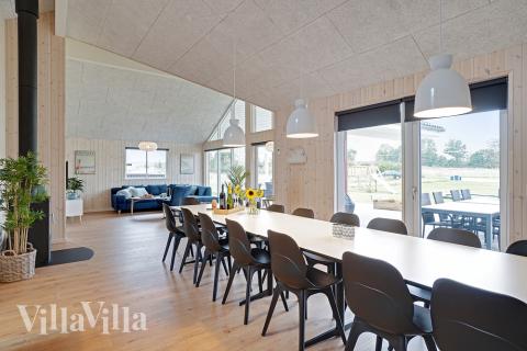 I kan sagtens side 18 personer sammen i sommerhusets opholdsrum, når I besøger luksushus 472 i Østjylland.