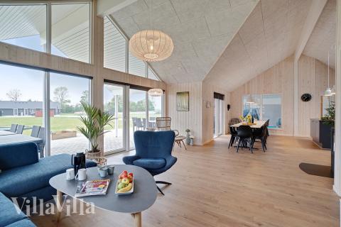 Det store lyse opholdrum i luksushus nr. 472 til 18.