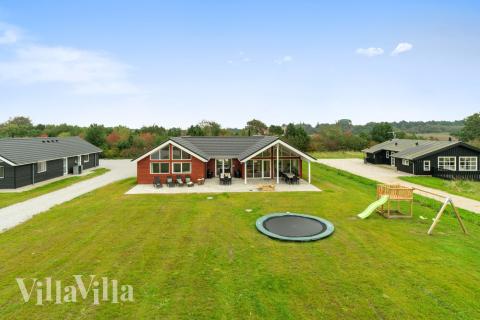 Dette skønne poolhus nr. 472 med plads til 18 personer ligger i Østjylland